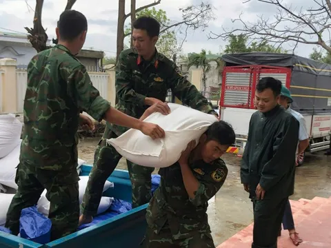 Đắk Lắk khen thưởng đột xuất những người hùng thầm lặng giữa tâm lũ