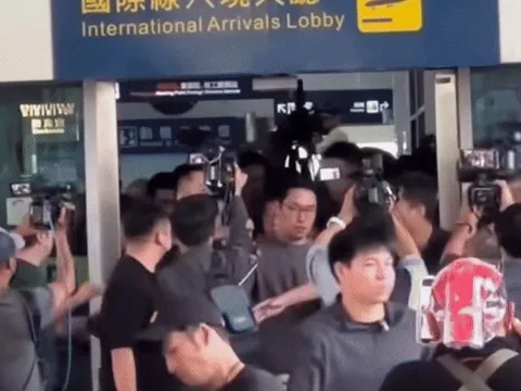 Mỹ nhân đẹp nhất thế giới bị cấm sóng suốt 10 năm, ngày trở về được cả quê nhà vỡ òa chào đón