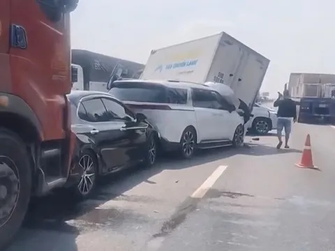 Va chạm liên hoàn 6 xe ô tô trên cao tốc gây ùn ứ kéo dài nhiều cây số