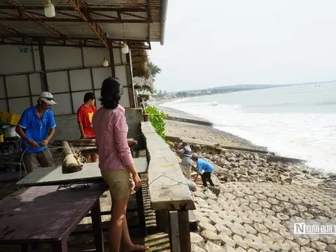 Lâm Đồng: Kè biển sạt lở, hàng trăm bao cát được huy động cứu hộ khẩn