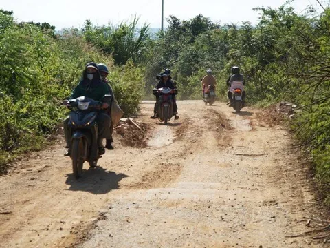 Đường gần 20 tỷ ở Quảng Ngãi xuống cấp, người dân miền núi “nín thở” mỗi lần đi qua