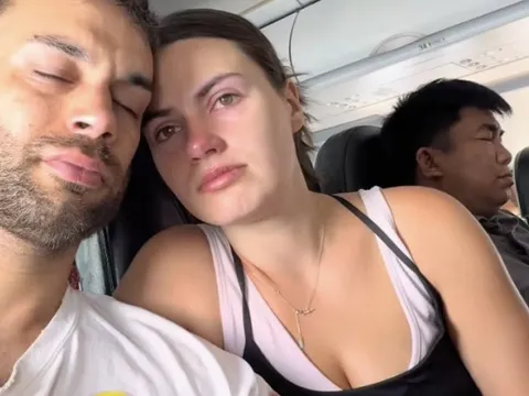 2 khách Tây ôm nhau khóc trên máy bay rời Việt Nam vì lý do đầy xúc động