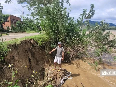 "Mưa xuống là không dám chợp mắt": Làng vùng cao đối mặt nguy cơ mất nhà, mất đường trong lũ