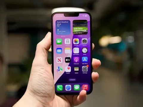 Kỳ lạ mẫu iPhone bị người Việt "bỏ rơi": Mới ra mắt vài tháng giá đã giảm 5 triệu, vậy mà vẫn không ai mua!