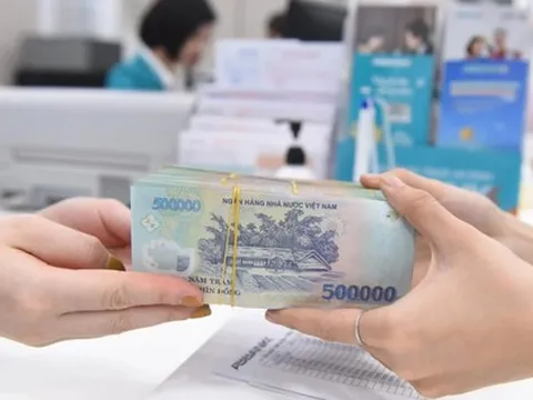 Lộ diện ngân hàng đầu tiên chốt thưởng tháng 13