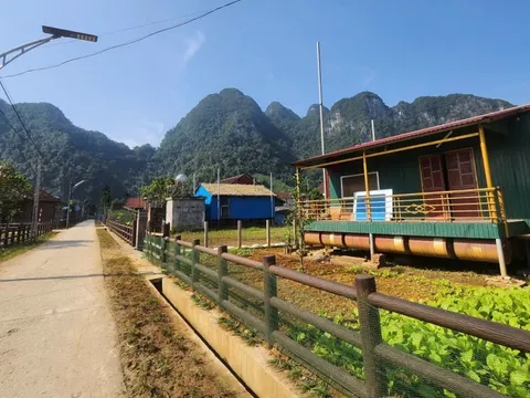 Cuộc sống đặc biệt ở "Làng du lịch tốt nhất thế giới": Vì sao người dân bình thản giữa mùa lũ?