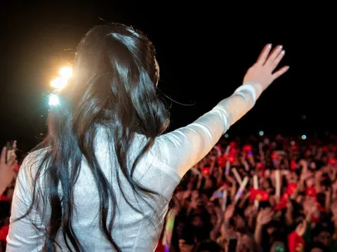 Giáo viên thanh nhạc được Bộ Tư lệnh khen thưởng: Đắt show cả năm, đổi đời nhờ 10 tỷ view