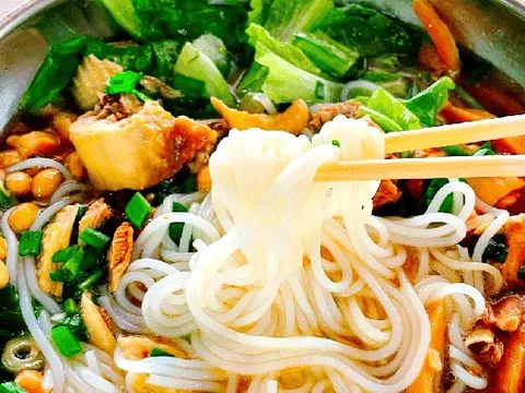 Chán Phượng Hoàng Cổ Trấn, giới trẻ rủ nhau sang Bách Sắc: Thiên đường ẩm thực "sát vách" Việt Nam, ngon quên lối về!