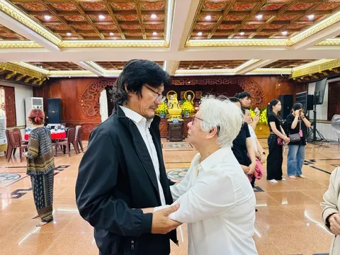 Mẹ ruột cố NSƯT Ngọc Trinh nắm tay NSƯT Công Ninh khóc nghẹn trong lễ 100 ngày mất con