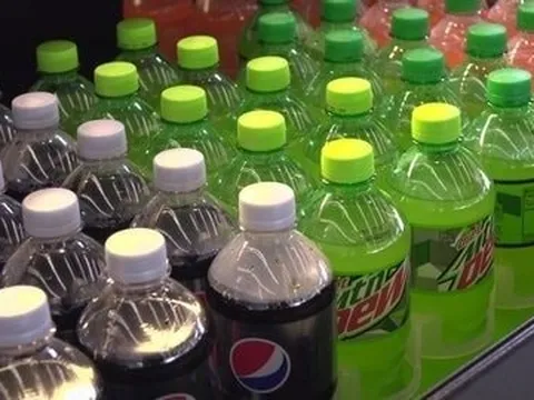 Đột kích 3 cơ sở, công an Ấn Độ triệt phá đường dây buôn bán nước ngọt giả quy mô lớn, hơn 175 thùng sản phẩm nhái bị tịch thu