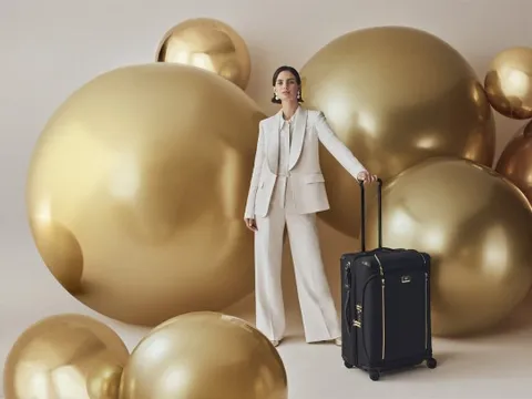 Quà tặng cuối năm lên ngôi với sắc đỏ – đen và nghệ thuật chế tác tinh xảo