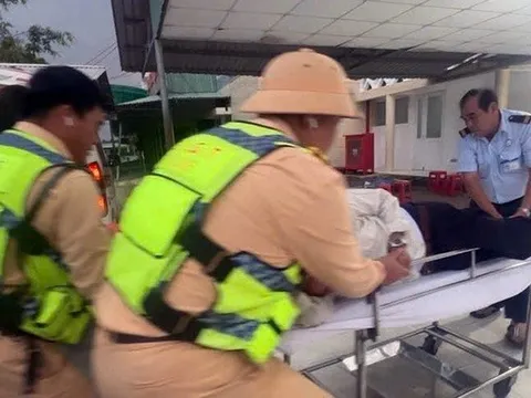 CSGT kịp thời cứu sống hành khách nguy kịch trên xe giường nằm
