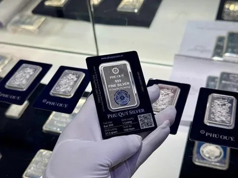 Bạc tăng mạnh chưa từng thấy, mức tăng vượt xa giá vàng