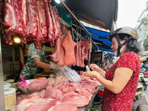 Giá thịt, trứng tăng mạnh, người tiêu dùng xoay xở thế nào mùa cận Tết?
