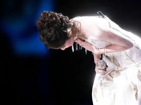 Nhìn mỹ nhân này cúi chào mà ngỡ mộng cảnh ngàn năm: Người đẹp làm gì cũng đẹp, đóng phim nào nghiện nặng phim đó