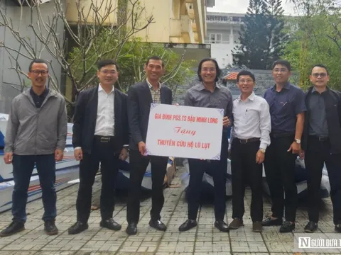 Một giảng viên Huế tặng 30 món quà cứu trợ lũ lụt: Trao đi nhưng mong… không phải dùng đến