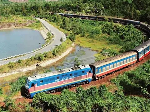 Chuyến tàu đi hơn 100km, thu 100 tỷ sau 7 tháng hoạt động: Du khách nhận xét "sang như máy bay"