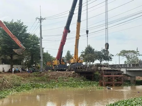 Không muốn đi vòng 50 km, xe tải gắn cẩu hạng nặng khiến cầu sập ngay nhịp giữa