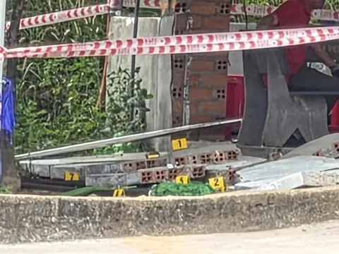 Đang nằm võng chờ thi sát hạch lái xe, 2 người bị bức tường đổ trúng thương vong