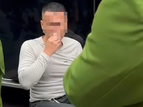 Biểu hiện "lạ" của tài xế trong vụ ô tô lật sau khi 3 xe tông nhau