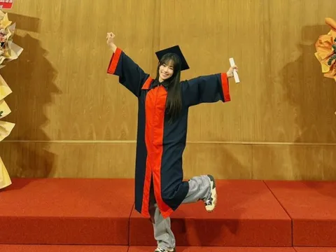 Nữ ca sĩ vừa nhận bằng đại học ở tuổi 41: Bỏ bạn trai nhạc sĩ, một mình ra nước ngoài sinh con