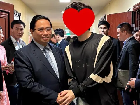 Nam ca sĩ được Thủ tướng Phạm Minh Chính bắt tay chúc mừng, một chi tiết gây sốt
