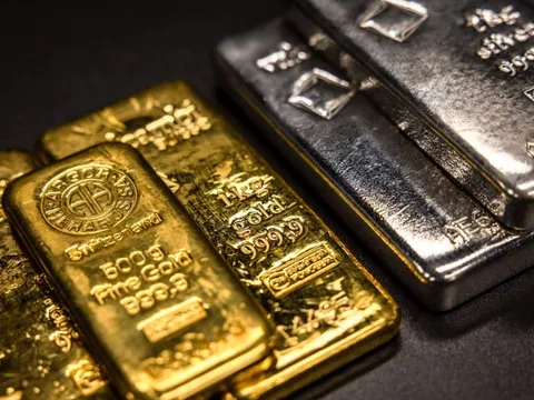 Giá bạc lập đỉnh lịch sử, vàng 'ăn theo'