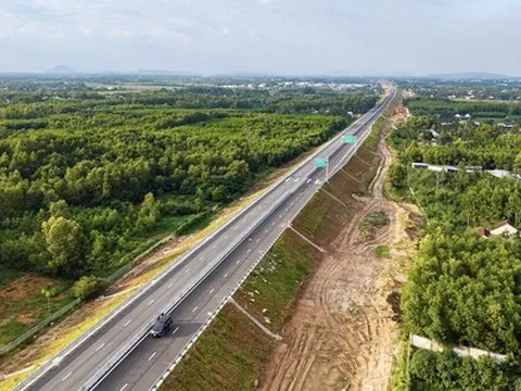 Bên trong hầm xuyên núi lớn nhất cao tốc Bắc - Nam: Hơn 900 ngày thi công, lắp hơn 1.730 bộ đèn