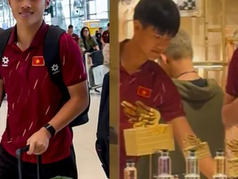 Tóm dính thủ môn 1m91 điển trai gây sốt cõi mạng đi mua sắm, sao U22 Việt Nam mang theo mũ cối về nước