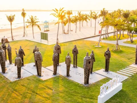 1 triển lãm nghệ thuật đặc biệt bên bờ vịnh di sản Hạ Long thu hút du khách trong nước và quốc tế