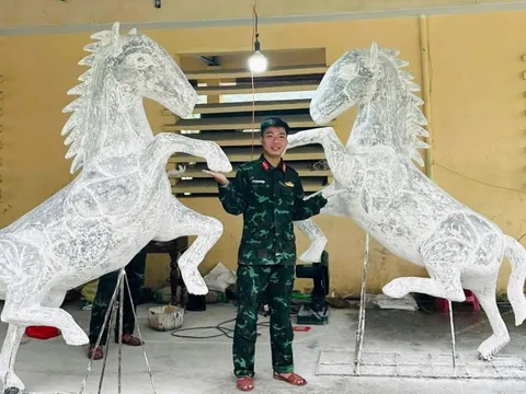 Hoạ sĩ áo xanh "thổi hồn" vào sắt thép, xi măng, tạo hình linh vật ngựa đón Tết