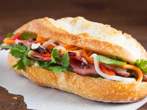 42 người cấp cứu nghi ngộ độc sau khi ăn bánh mì ở Tp.HCM