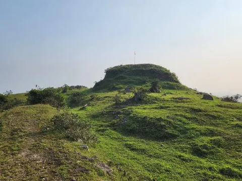Ngọn núi ở Nghệ An cao chỉ hơn 100m, du khách nhận xét cảnh như nước ngoài, trên đỉnh có di tích đặc biệt