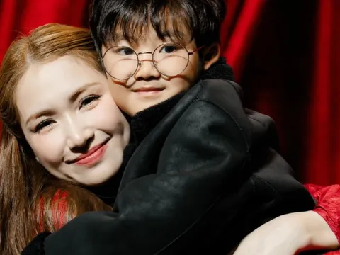 Bé Bo không tin mẹ Hoà Minzy có người hâm mộ
