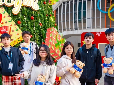 Xếp hàng xuyên đêm check-in cây thông Noel cao bằng tòa nhà 3 tầng ở Hà Nội