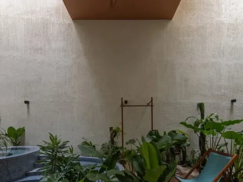 Thiết kế bể bơi giữa ngôi nhà cho gia chủ thư giãn cùng thiên nhiên