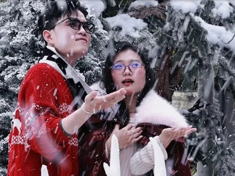 Hàng quán ở TP.HCM rực rỡ không khí Giáng sinh, giới trẻ đua nhau check-in