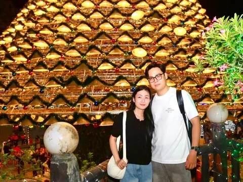 Ngắm cây thông Noel kết từ 3.000 chiếc nón lá ở Đồng Nai