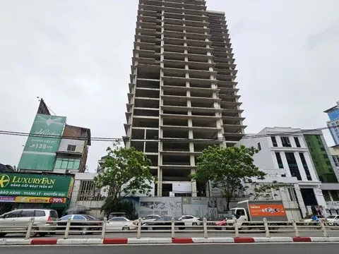 Cận cảnh tòa nhà 28 tầng “trơ khung” mặt phố Láng Hạ vừa về tay KBC