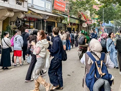 2 hàng quán đang khiến phố cổ Hà Nội đông nghịt, khách Tây khách Việt xếp hàng rồng rắn