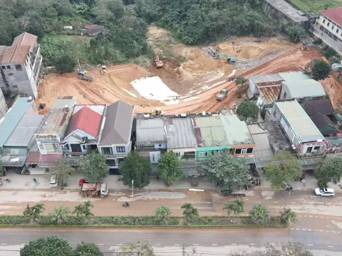 Cận cảnh công trường thi công thần tốc kè chống sạt lở ở Khe Sanh