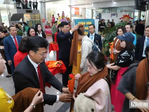 Du khách đến Lâm Đồng ngày đầu năm 2026 được lãnh đạo tỉnh tặng quà