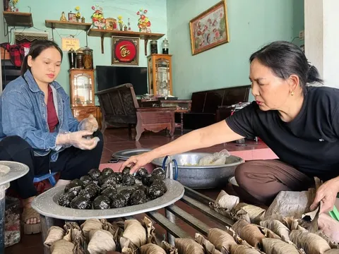 Chiếc bánh 5.000 đồng và ngọn lửa trăm năm của một làng nghề