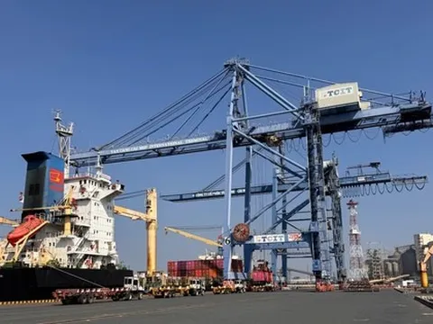 Cái Mép - Thị Vải liên tục đón tàu container trọng tải lớn trong ngày đầu năm 2026