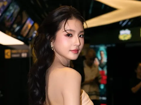 Mỹ nhân Việt vừa ngoảnh đầu đã khiến 3 triệu người mê mẩn, nhan sắc kinh diễm xứng đáng top đầu showbiz