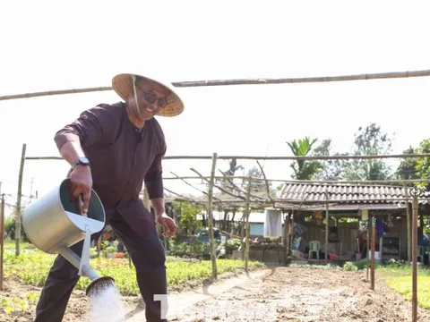 Khách Tây hào hứng làm nông dân gánh nước, trồng rau