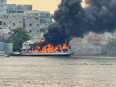 Cháy du thuyền trên sông Sài Gòn, lửa đỏ rực kèm khói đen bốc cao ngùn ngụt