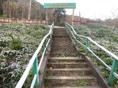 Ngoài Fansipan, Mẫu Sơn, hôm nay băng giá xuất hiện ở cả điểm miền Trung này