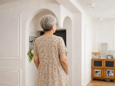 Tiến sĩ U70 không chồng không con, tự mua nhà sống mãn nguyện cả đời