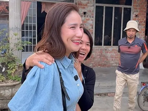 Nữ NSƯT bán hết quần áo cũ, cầm 20 triệu tới Phú Yên, người dân vui sướng ôm chặt